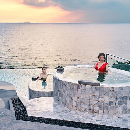 Bayphere Hotel Pattaya Jc Na Chom Thian Dış mekan fotoğraf A hot tub at a resort