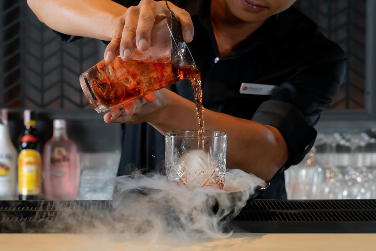 Bayphere Hotel Pattaya Jc Na Chom Thian Dış mekan fotoğraf A bartender pouring a cocktail