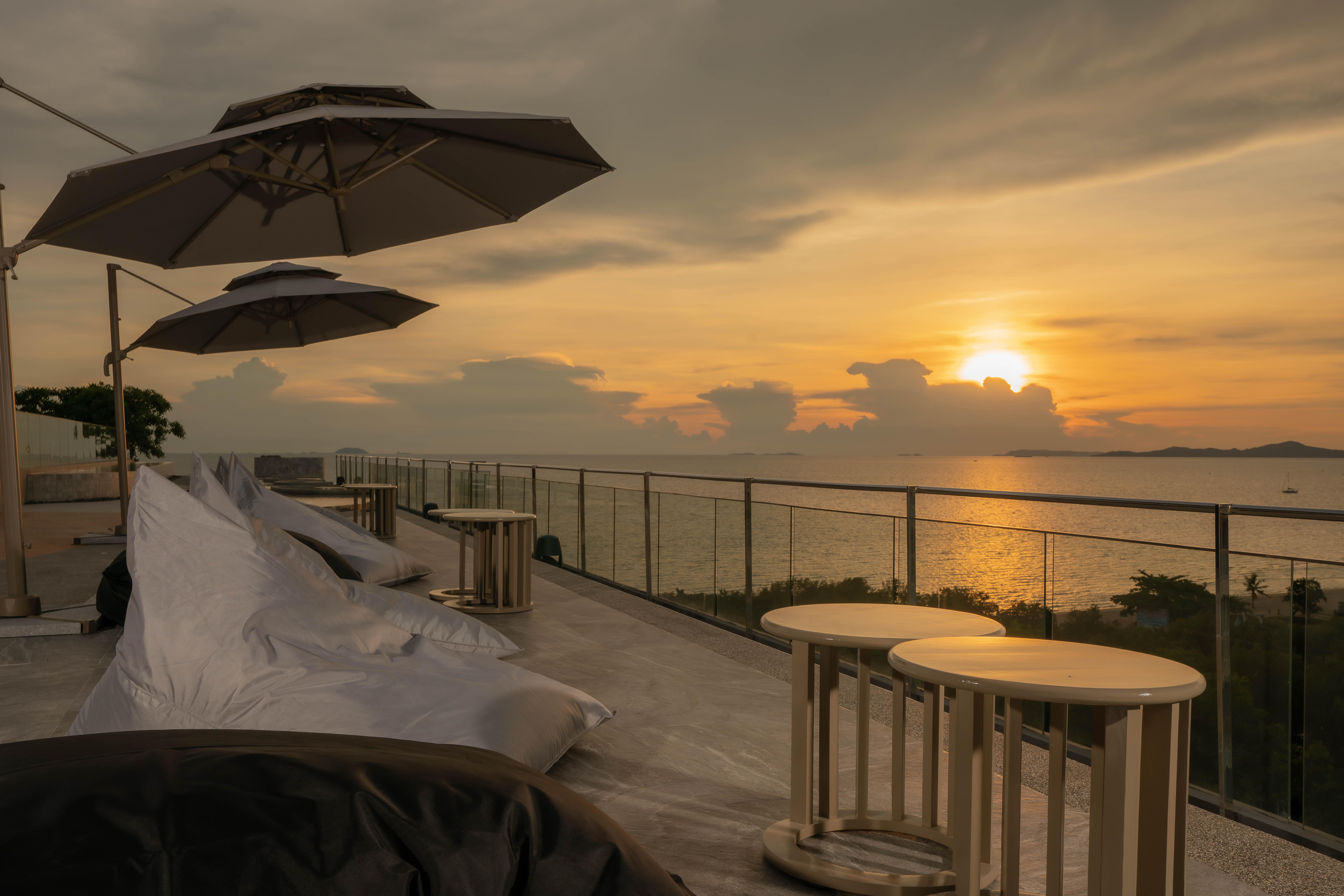Bayphere Hotel Pattaya Jc Na Chom Thian Dış mekan fotoğraf Sunset at the rooftop bar