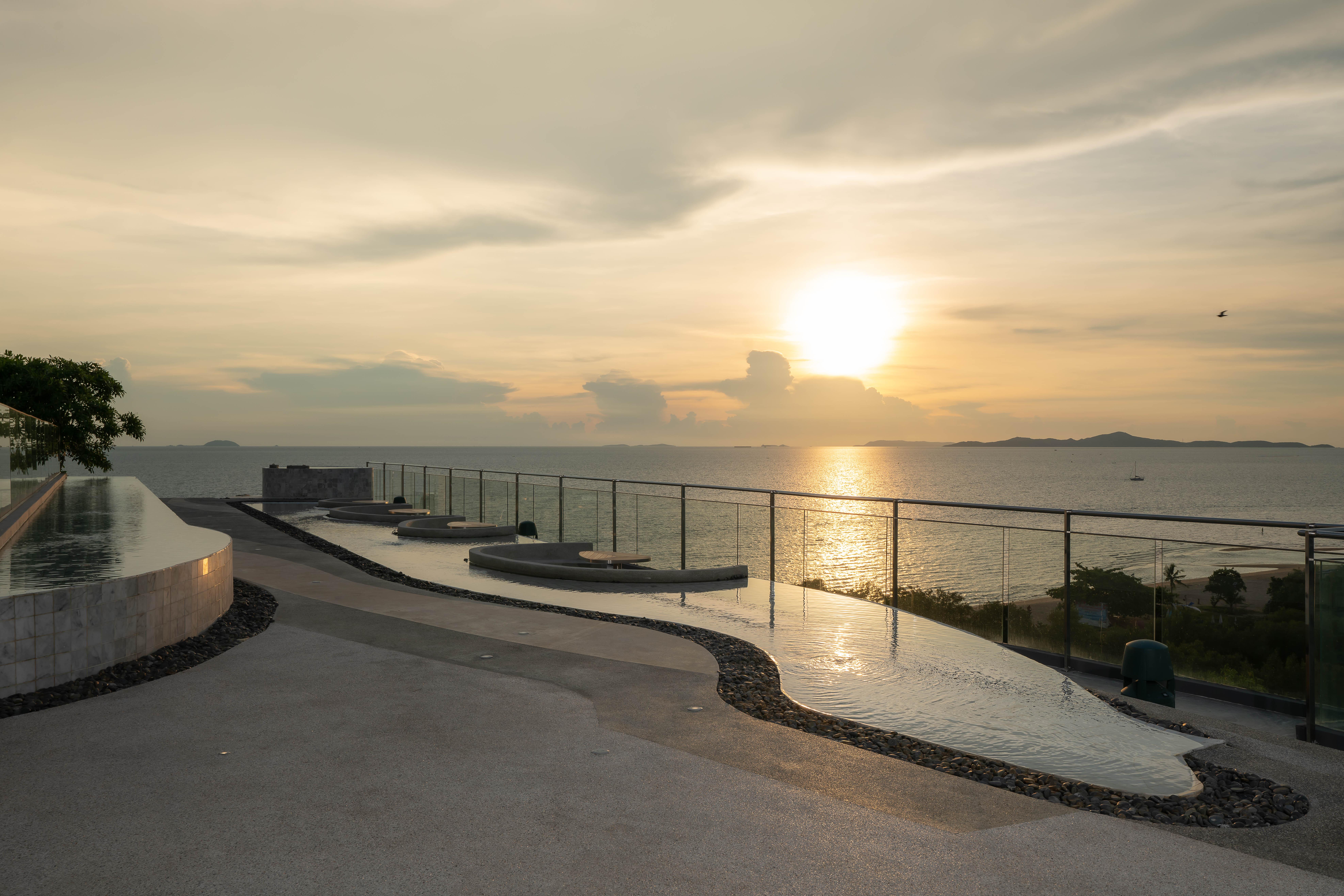 Bayphere Hotel Pattaya Jc Na Chom Thian Dış mekan fotoğraf Sunset at the viewing platform