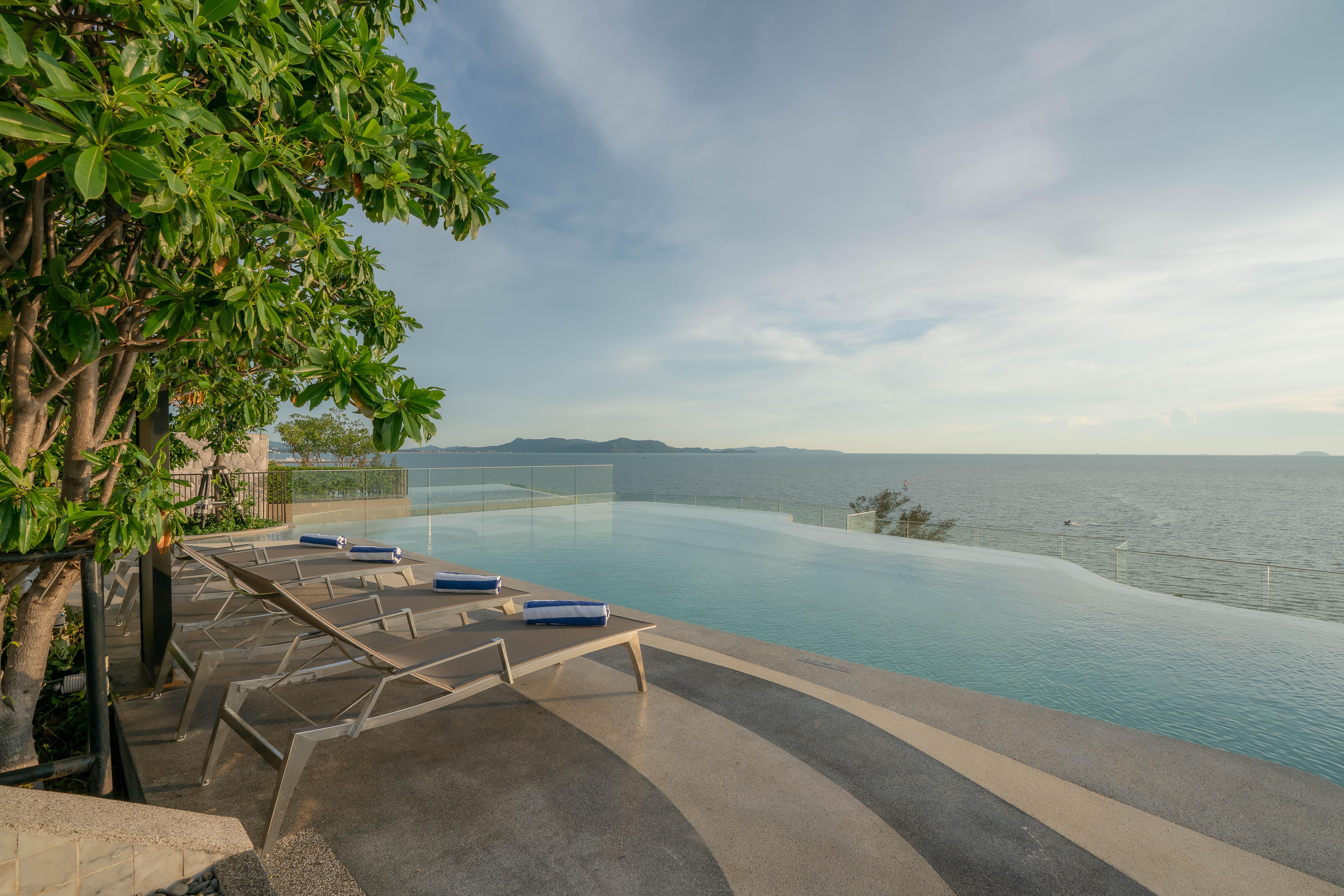 Bayphere Hotel Pattaya Jc Na Chom Thian Dış mekan fotoğraf Infinity pool at the hotel