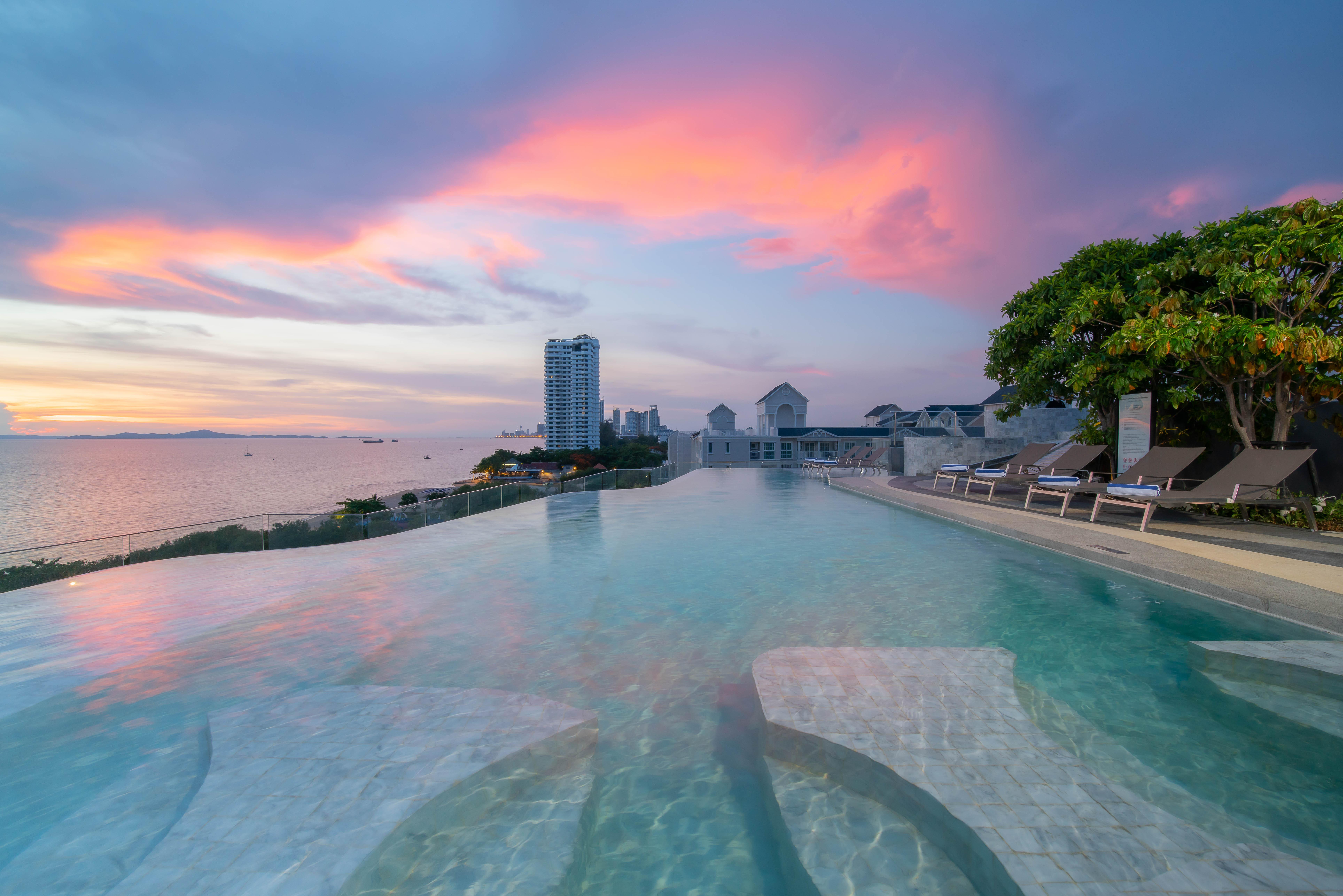 Bayphere Hotel Pattaya Jc Na Chom Thian Dış mekan fotoğraf Infinity pool at the InterContinental Hotel, Pattaya, Thailand