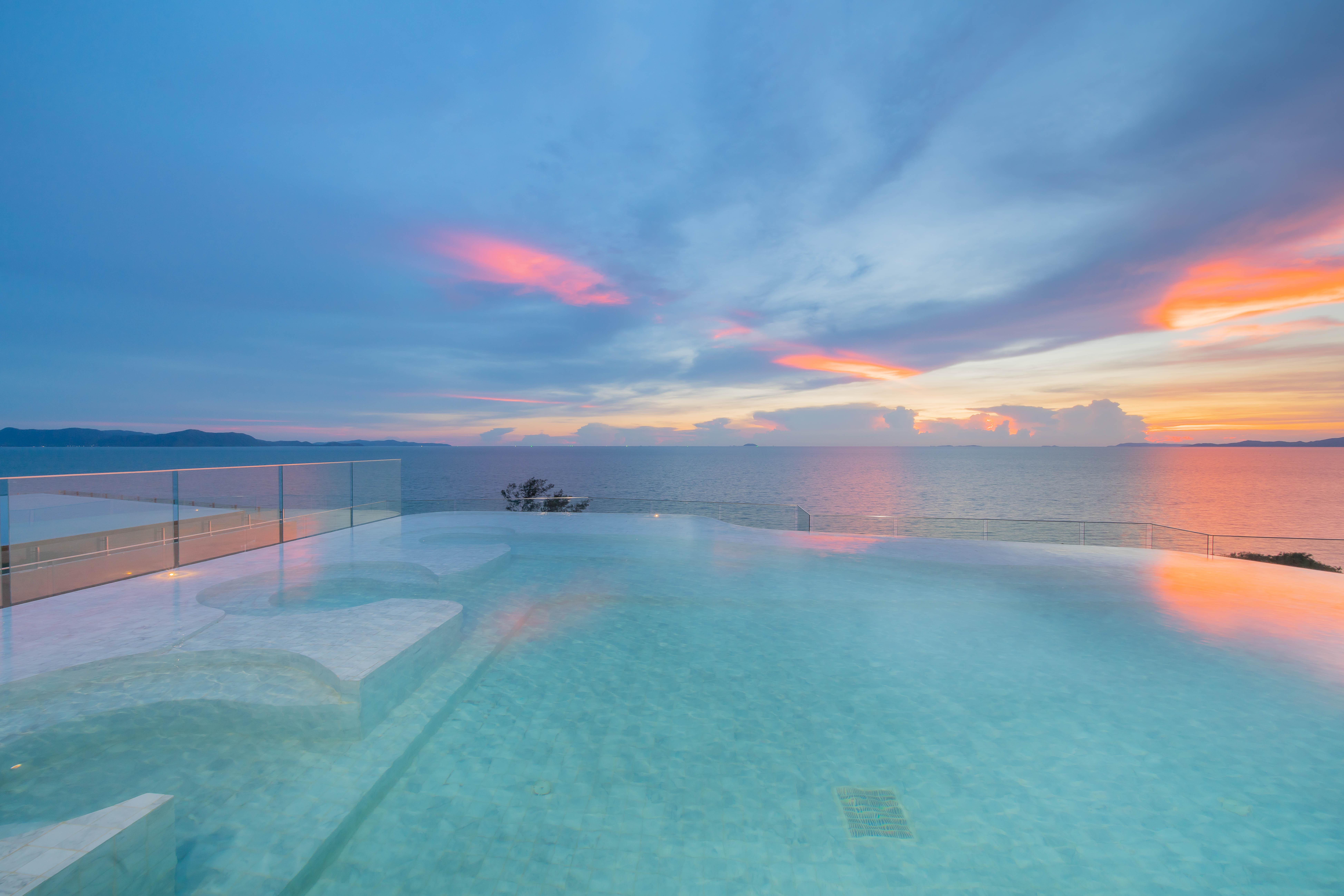 Bayphere Hotel Pattaya Jc Na Chom Thian Dış mekan fotoğraf Sunset at the rooftop pool
